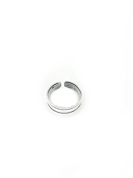 Plain band with edge rope detail silver toe ring