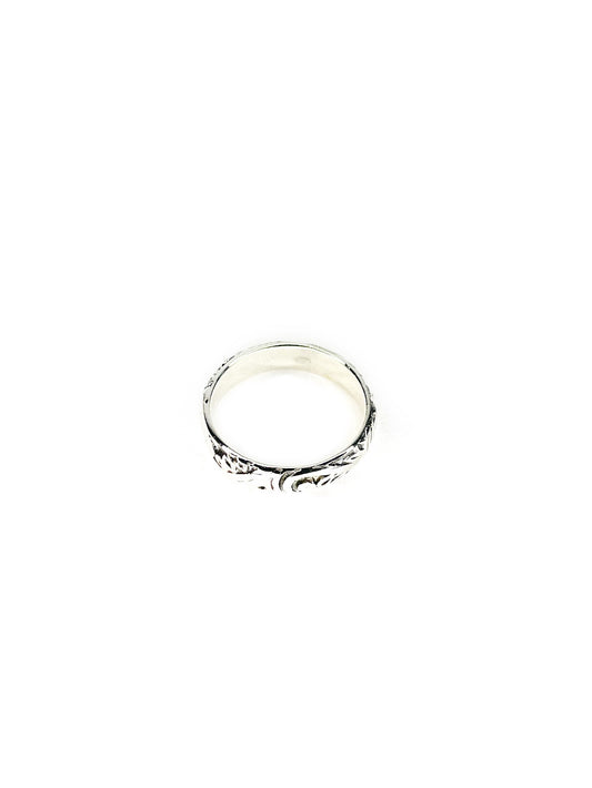 Silver band ring with lace design